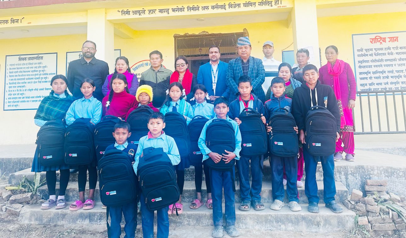 माथागढीका ५० विद्यार्थीलाई झोला वितरण