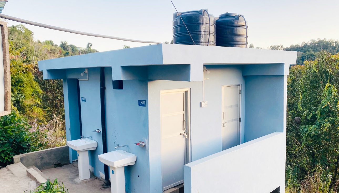 देवगिरको सार्वजनिक शौचालय : जहाँ समुदायले पालो बाँडेर दैनिक सफा गर्छन्